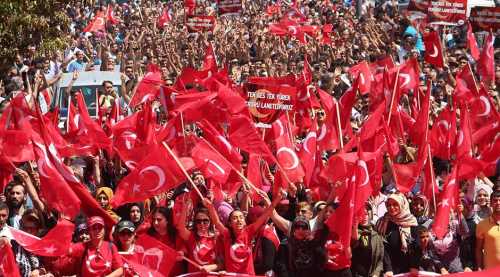 PKK'ya kırmızı-beyaz isyan