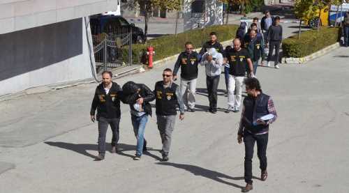 Plakayı gizlemeleri de işe yaramadı
