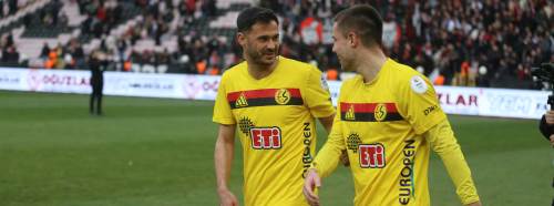 Play-Off’larda iki kez forma giydi