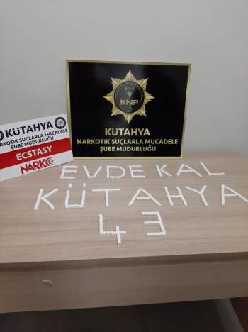 Polis, Ele Geçirdiği Uyuşturucu Haplarla ’Evde Kal’ Çağrısı Yaptı
