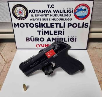 Polis, Kaçan 3 Kişinin Yere Attıkları Ruhsatsız Tabanca Ele Geçirdi
