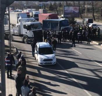 Polis, Kamyoncuların Yolu Kapatmasına İzin Vermedi
