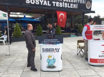 Polis Açtığı Stant İle Vatandaşları Bilgilendirdi
