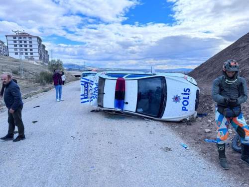 Polis arabası takla attı: 2 yaralı