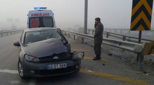 Polis aracı bariyerlere çarptı: 2 yaralı