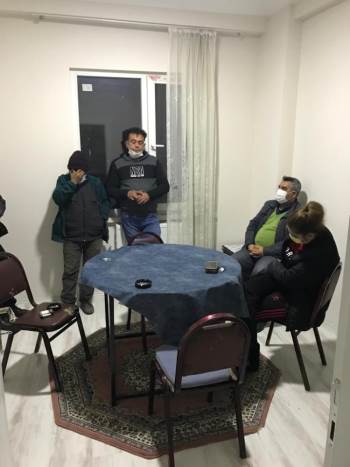 Polis Baskın Yapınca Kumar Oynadıkları Parayı Banyoya Sakladılar
