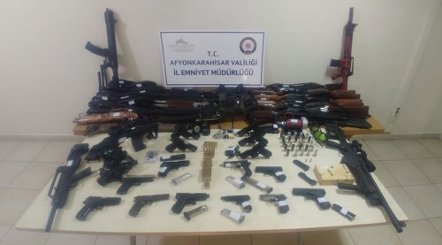 Polis baskınında cephanelik çıktı!