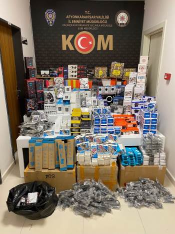 Polis Binlerce Adet Gümrük Kaçağı Cep Telefonu Aksesuarı Ele Geçirdi
