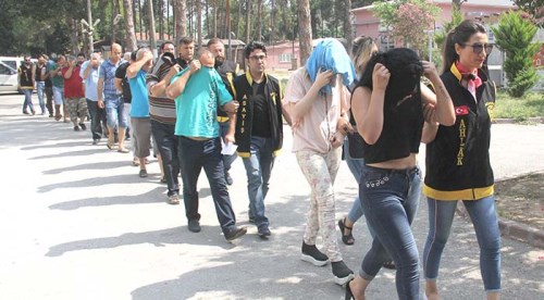 Polis çeteyi çökertmek için kılıktan kılığa girdi