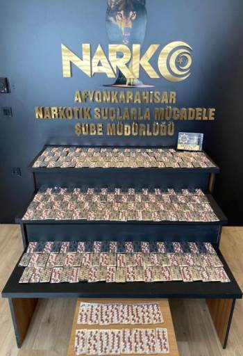 Polis Döşemenin Altında Zehir Tacirinin Hapları Zulaladığı Depoya Ulaştı
