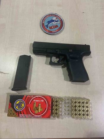 Polis Durdurduğu 3 Araçta 3 Ruhsatsız Tabanca Ele Geçirdi
