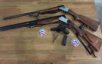 Polis Durdurduğu Araçta Çok Sayıda Silah Ele Geçirdi
