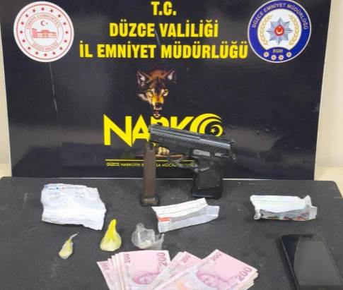 Polis ekipleri yasaklı madde taşıyan 3 kişi yakaladı