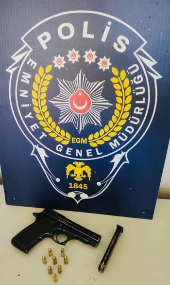 Polis Ekiplerinin Dikkati İle Yakalanan Şüphelinin Üzerinden Ruhsatsız Tabanca Ele Geçirildi
