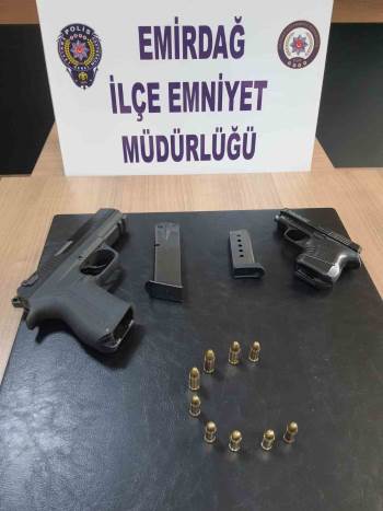 Polis Kahvehanede Yaptığı Aramada 2 Ruhsatsız Tabanca Ele Geçirdi
