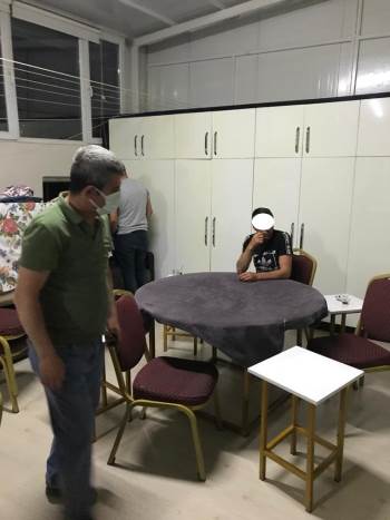 Polis Kamerasını Görünce Birbirlerini ’Yüzünü Gizleyiverin’ Şeklinde Uyardılar
