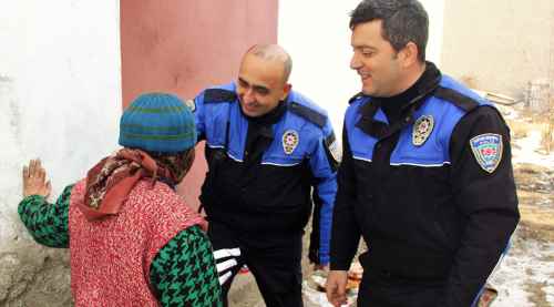 Polis kimsesizlerin kapılarını çaldı