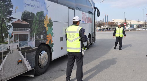Polis kış lastiği kontrolü yaptı