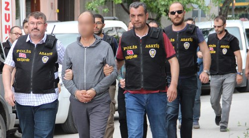 Polis kıyafetli gaspçılar hakim karşısında