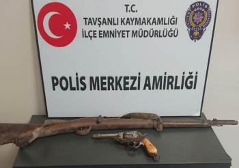 Polis Otogarda Tarihi Eser Niteliğinde Tüfek Ve Silah Ele Geçirdi
