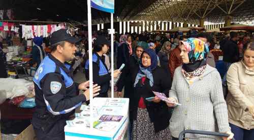 Polis pazarda stant açtı