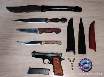 Polis Ruhsatsız Tabanca Ve Bıçak Ele Geçirdi
