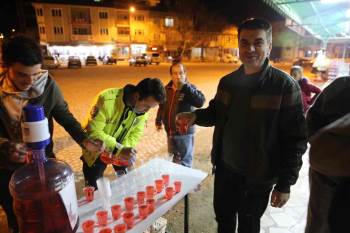Polis Vatandaşlara Gül Şerbeti İkram Etti
