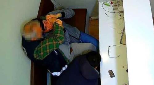 Polis yeleği giyip girdiği kuyumcuda bunu yaptı!