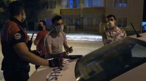 Polise izin belgesi diye öyle bir şey gösterdi ki...