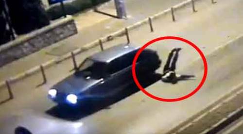 Polisi 400 metre arabasının kaputunda taşıdı