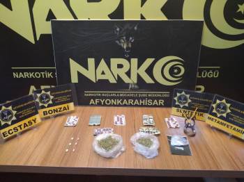 Polisi Görünce Uyuşturucu Maddeleri Yola Attılar
