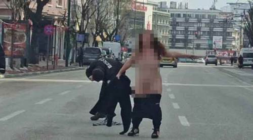 Polisi şoke eden olay! Kadın cadde ortasında bir anda soyunup...