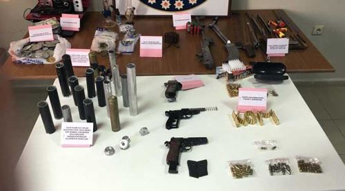 Polisin baskın yaptığı ev cephane gibi çıktı 