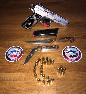 Polisin Dur İhtarına Uymayarak Kaçtılar, Yakalanınca Üzerlerinden Silah Ve Bıçak Çıktı
