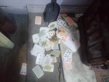 Polisin Kumar Baskını Sırasında İskambil Kağıtlarını Yakmaya Çalıştılar
