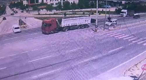 Polisin TIR'ı kovaladığı nefes kesen görüntüler kamerada