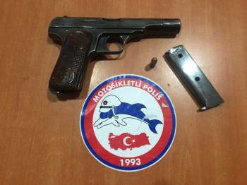 Polisin Yaptığı Uygulamada Ruhsatsız Tabanca Ve Uyuşturucu Madde Ele Geçirildi
