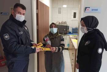 Polisler, Kadınların Gününü Kutladı
