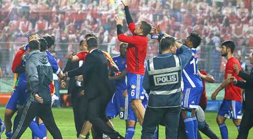 Polisler Alpay Özalan'dan şikayetçi oldu