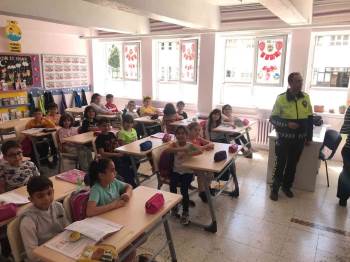 Polisler Miniklere Güvenli Trafiği Anlattı
