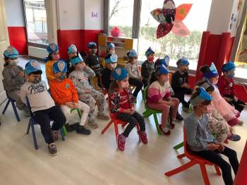 Polislerden Miniklere Altın Değerinde Öğüt
