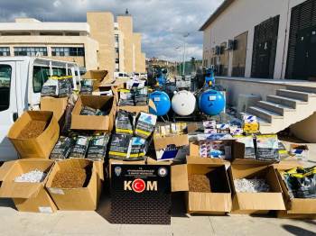 Polisten 2 İşyeri Ve 5 Eve Makaron Baskını
