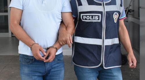 Polisten kaçan firari hükümlü çatıda yakalandı