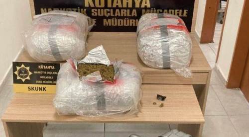 Polisten kaçmaya çalıştı: 17 kilo zehirle yakalandı