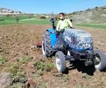Polisten Tarlasına Süren Çiftçiye Yardım
