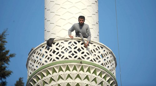 Pompalı tüfekle minareye çıktı dehşet saçtı