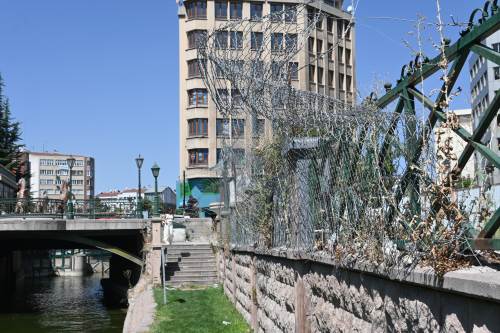 Porsuk Çayı kenarındaki dikenli teller tehlike saçıyor!