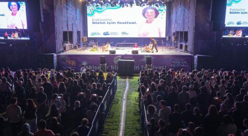 Porsuk Festivali’nde Kentpark doldu taştı! Binlerce kişi müziğe doydu
