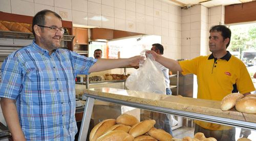 Poşetini yanında getirene indirimli ekmek