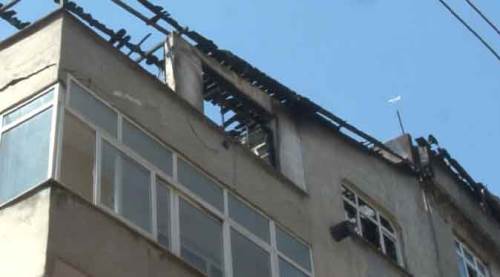 Prizde unutulan şarj aleti faciaya neden oldu: 2 daire küle döndü!